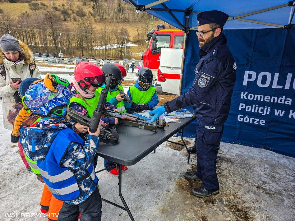 Służby edukują na stoku narciarskim