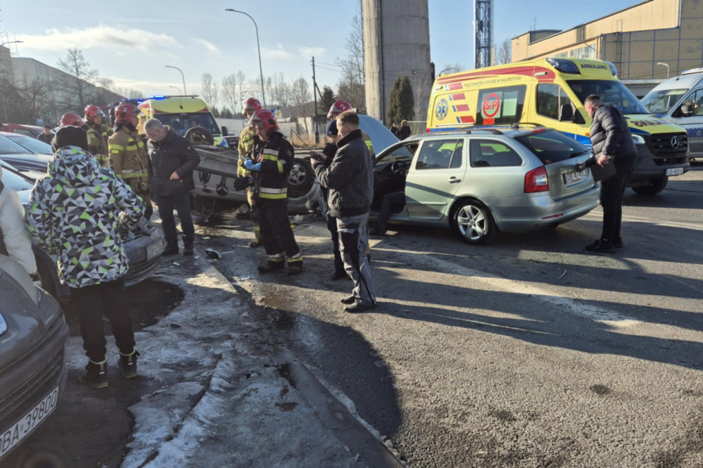 Czarny piątek na drogach - dachowało kolejne auto