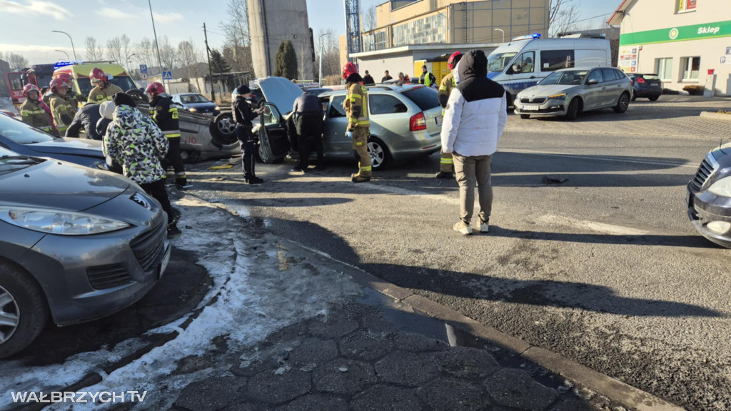 Czarny piątek na drogach - dachowało kolejne auto