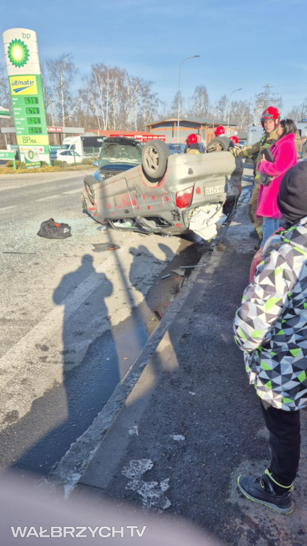 Czarny piątek na drogach - dachowało kolejne auto