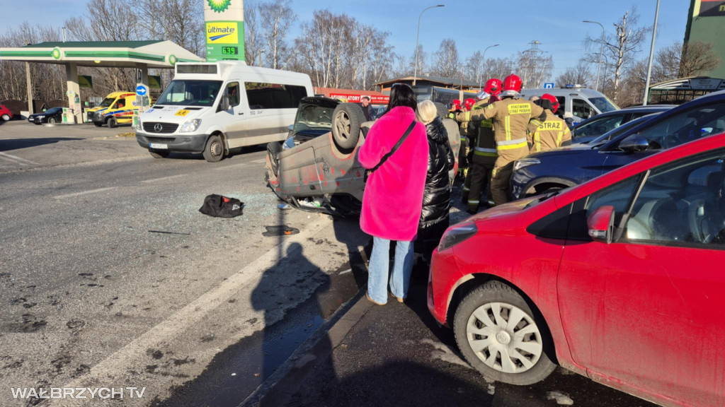 Czarny piątek na drogach - dachowało kolejne auto