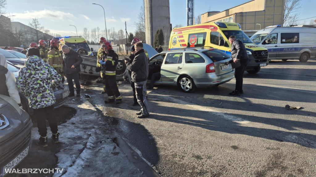 Czarny piątek na drogach - dachowało kolejne auto