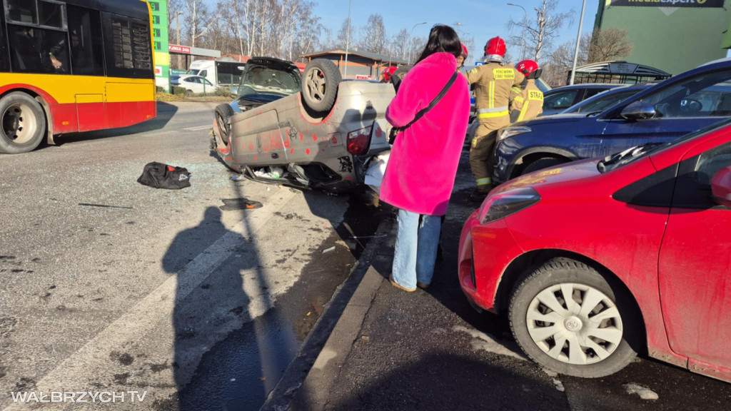 Czarny piątek na drogach - dachowało kolejne auto