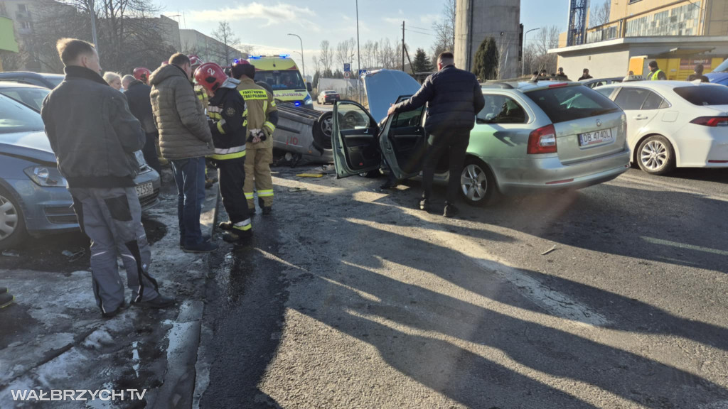 Czarny piątek na drogach - dachowało kolejne auto