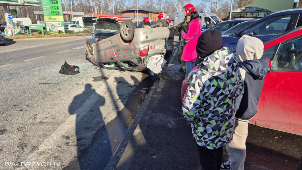 Czarny piątek na drogach - dachowało kolejne auto