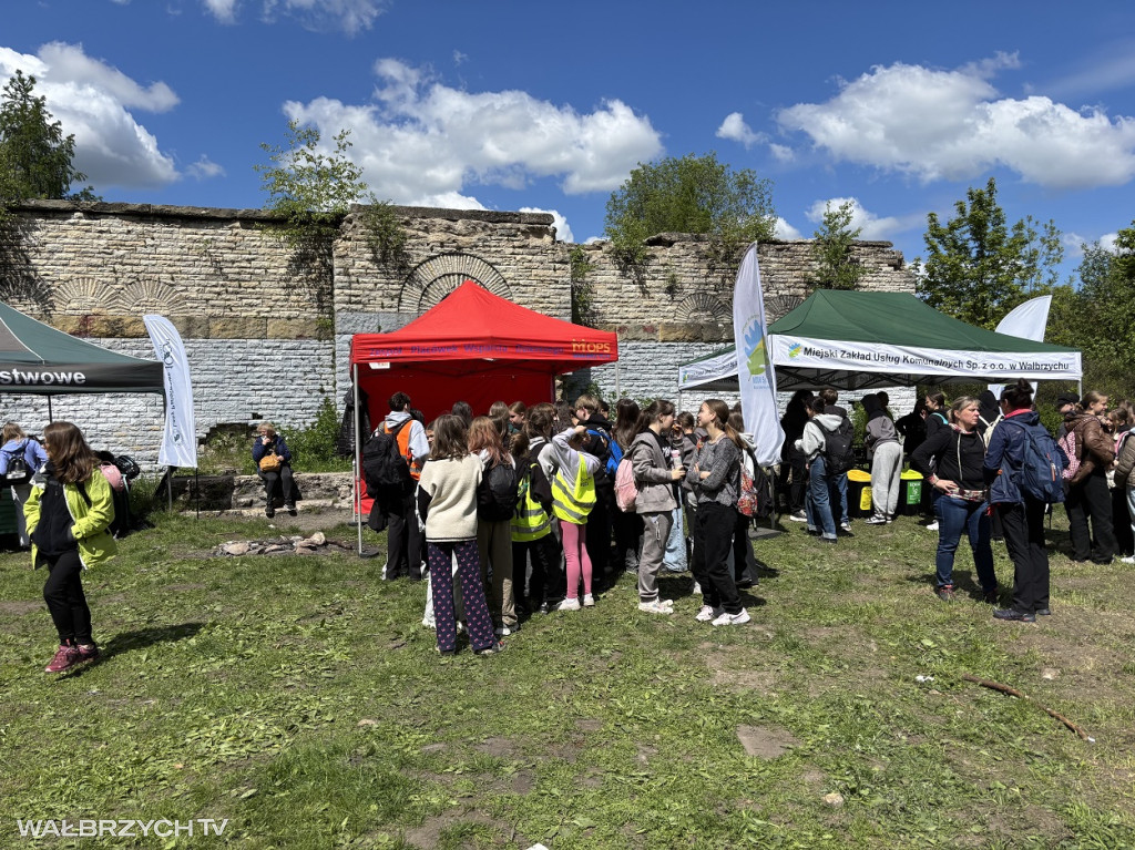 Sprzątali Niedźwiadki i poznali historię Mauzoleum