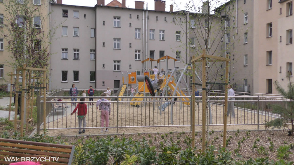 Odnowione podwórko przy ul. Paderewskiego