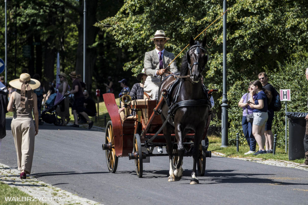 Śniadanie na trawie i zabytkowe powozy