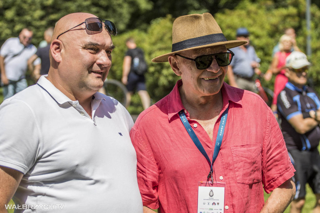 Śniadanie na trawie i zabytkowe powozy