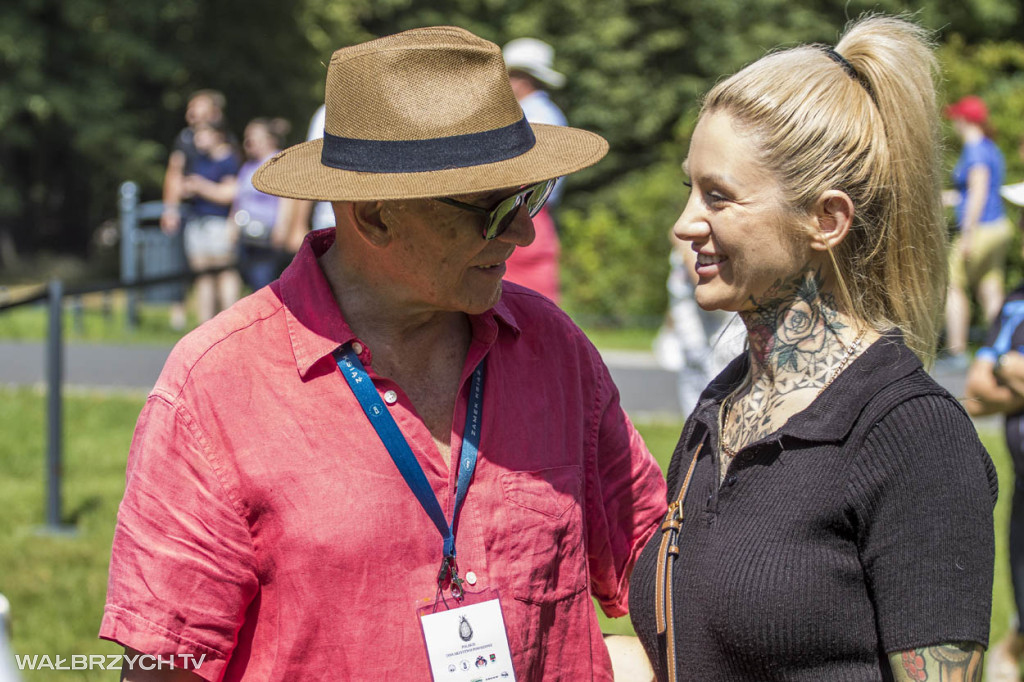 Śniadanie na trawie i zabytkowe powozy