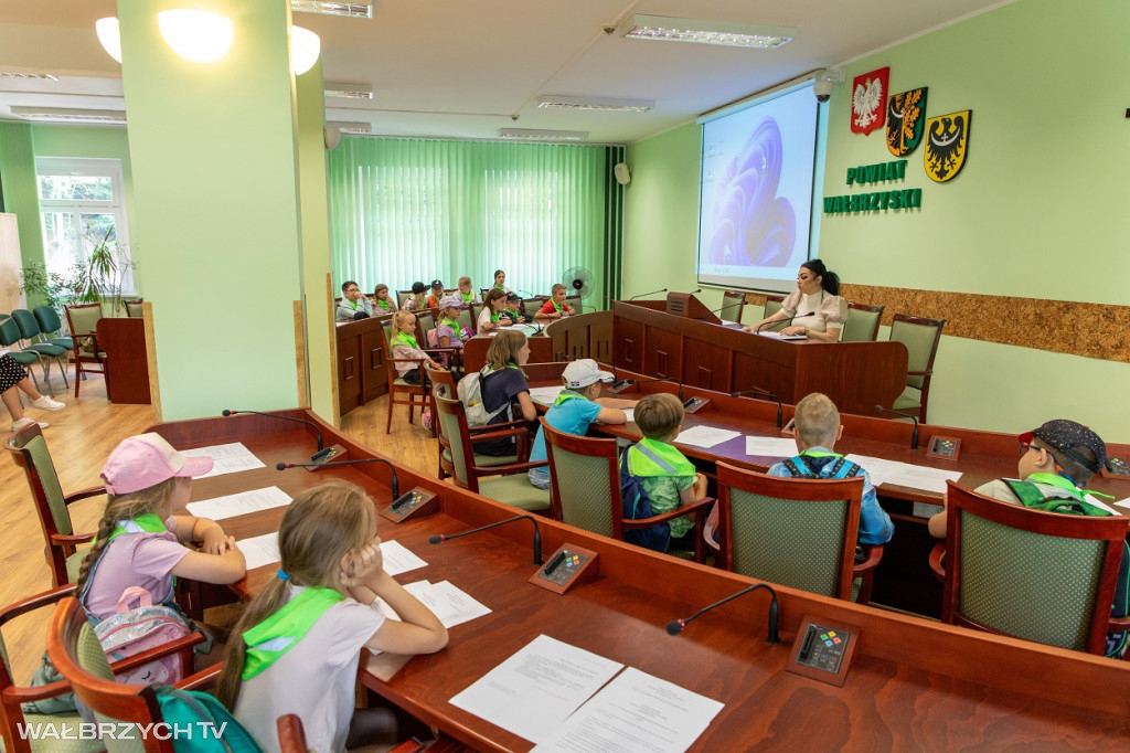 Młodzi mieszkańcy Głuszycy odwiedzili Starostwo