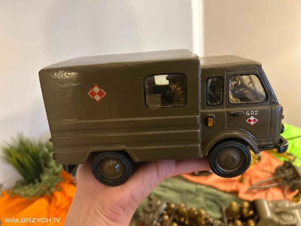 Drewaniane wojsko Piotra Klimka z Wałbrzycha