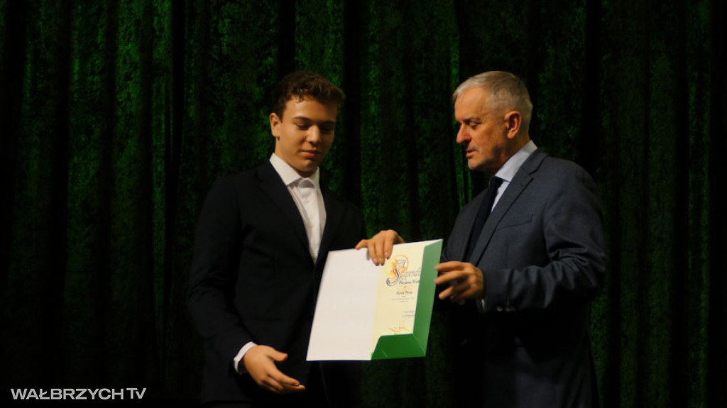 Stypendia dla najzdolniejszych uczniów i studentów