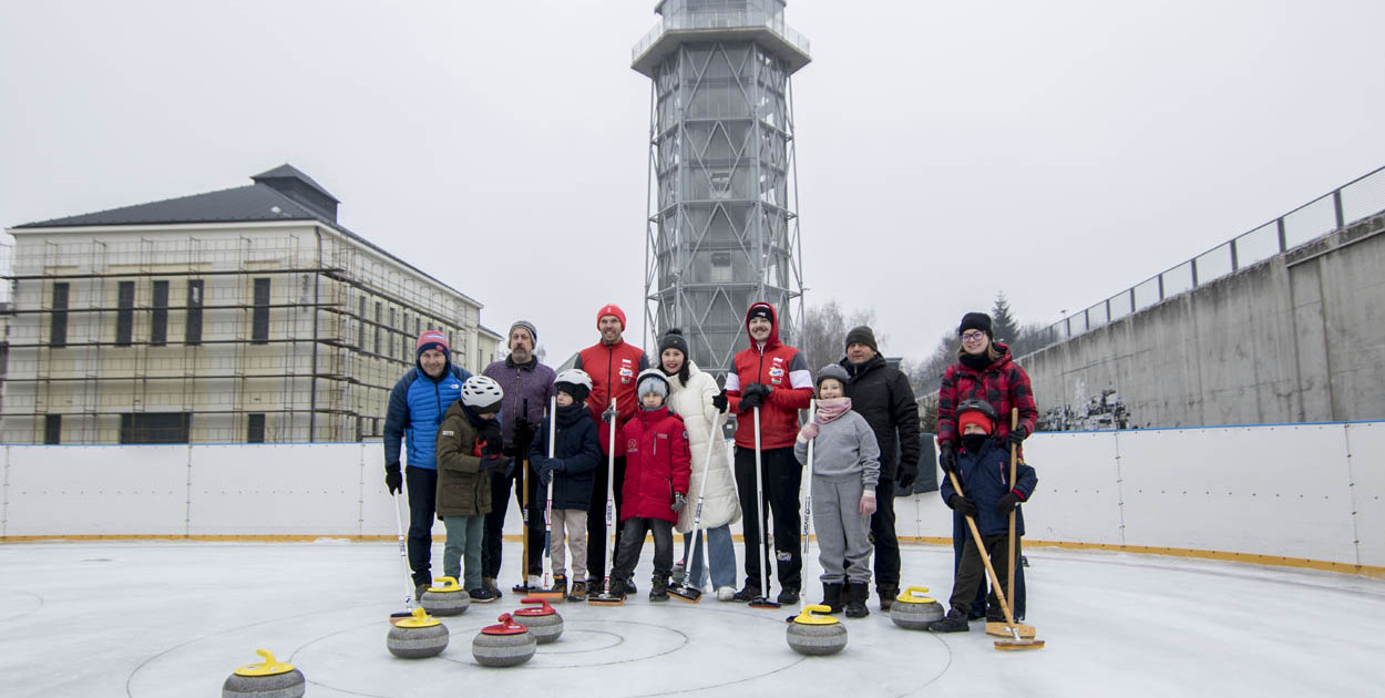 Nauka curlingu na lodowisku w Starej Kopalni