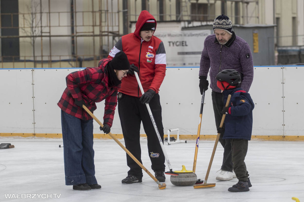Nauka curlingu na lodowisku w Starej Kopalni