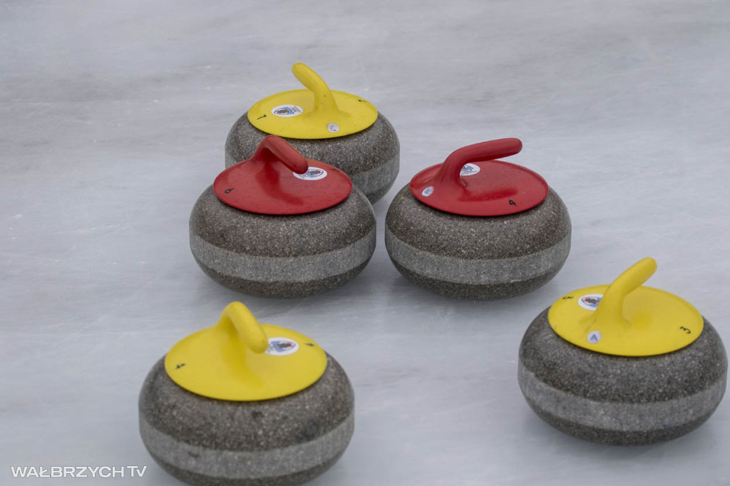 Nauka curlingu na lodowisku w Starej Kopalni