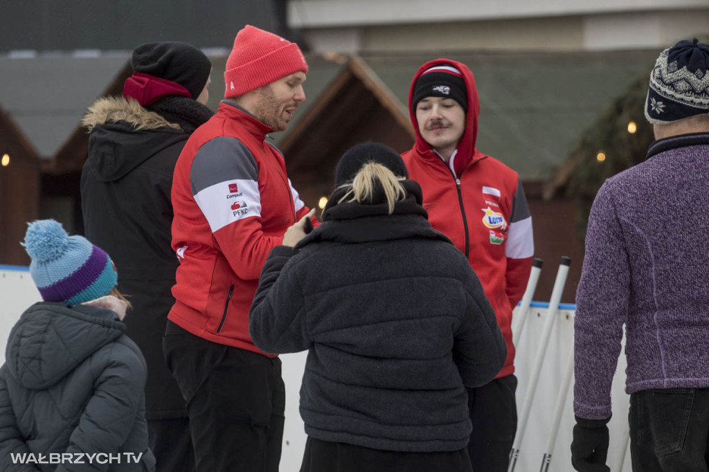 Nauka curlingu na lodowisku w Starej Kopalni