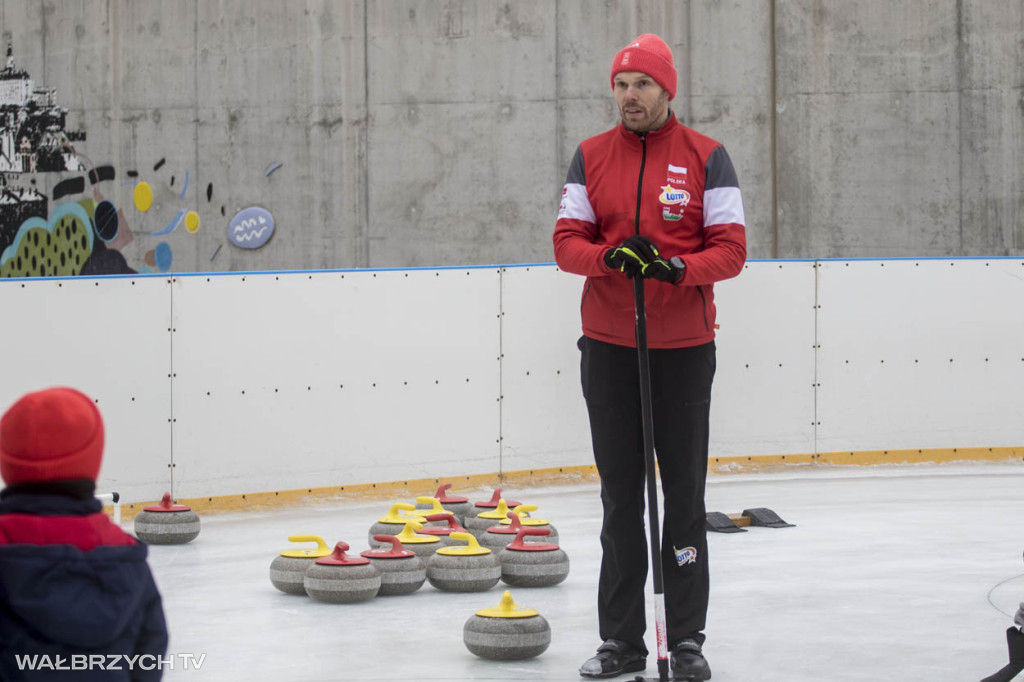 Nauka curlingu na lodowisku w Starej Kopalni