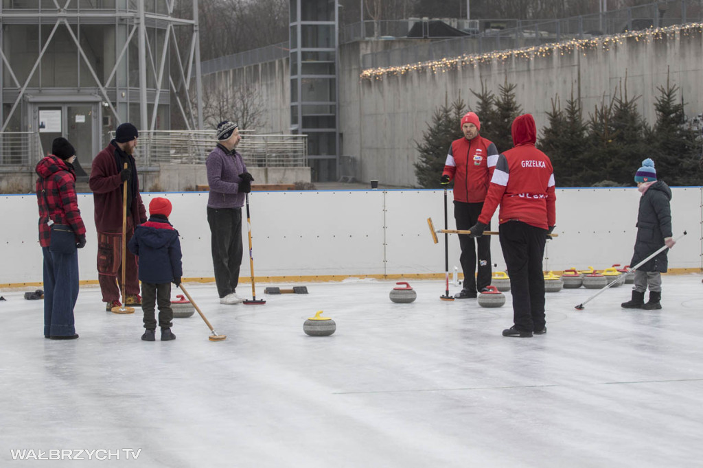 Nauka curlingu na lodowisku w Starej Kopalni