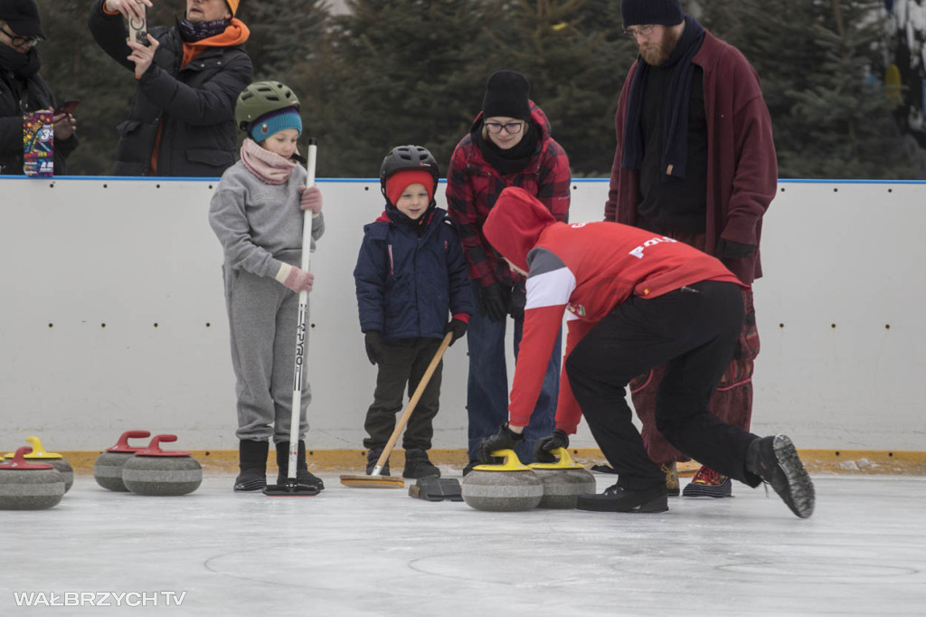 Nauka curlingu na lodowisku w Starej Kopalni
