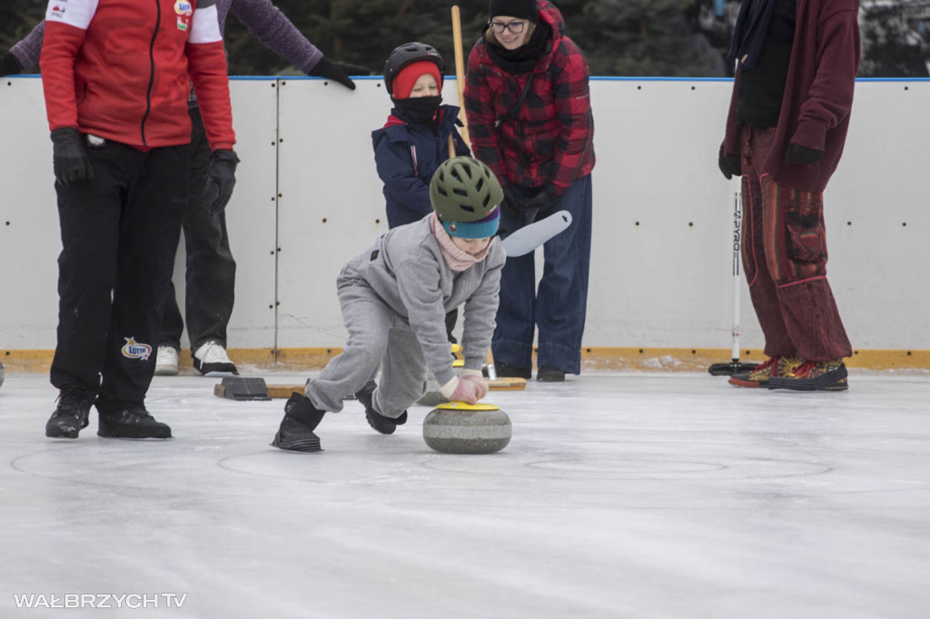 Nauka curlingu na lodowisku w Starej Kopalni