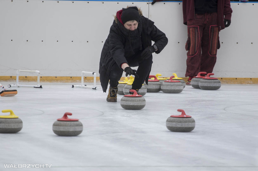 Nauka curlingu na lodowisku w Starej Kopalni