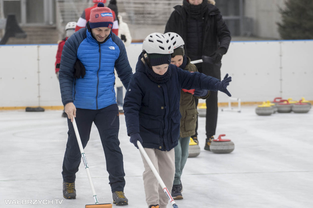 Nauka curlingu na lodowisku w Starej Kopalni