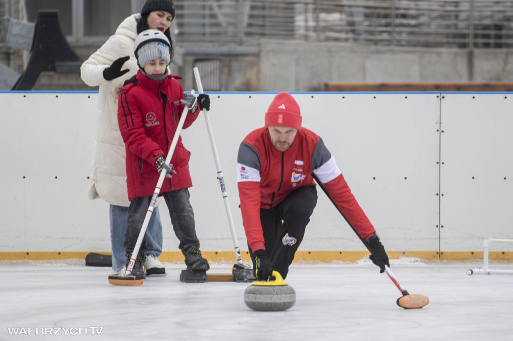Nauka curlingu na lodowisku w Starej Kopalni