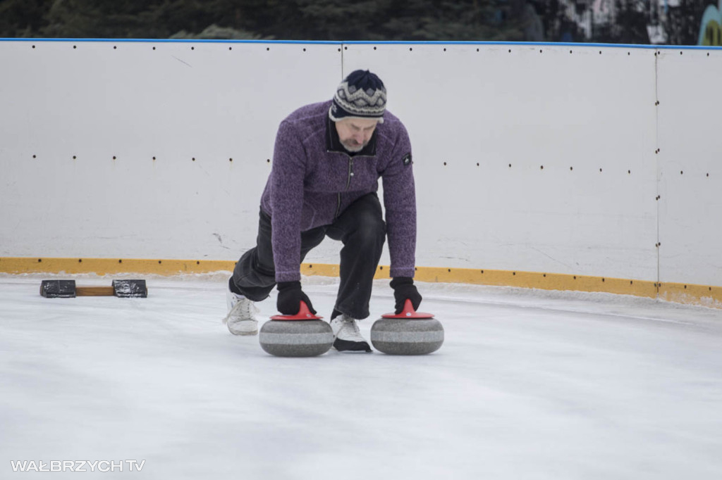 Nauka curlingu na lodowisku w Starej Kopalni