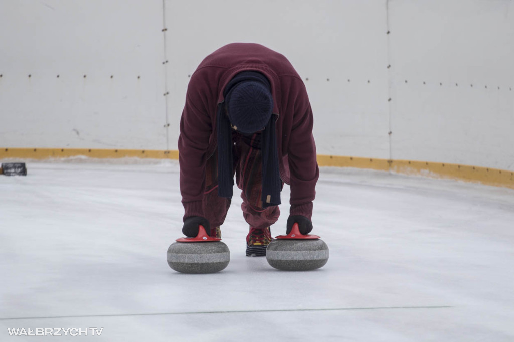 Nauka curlingu na lodowisku w Starej Kopalni