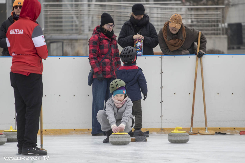 Nauka curlingu na lodowisku w Starej Kopalni