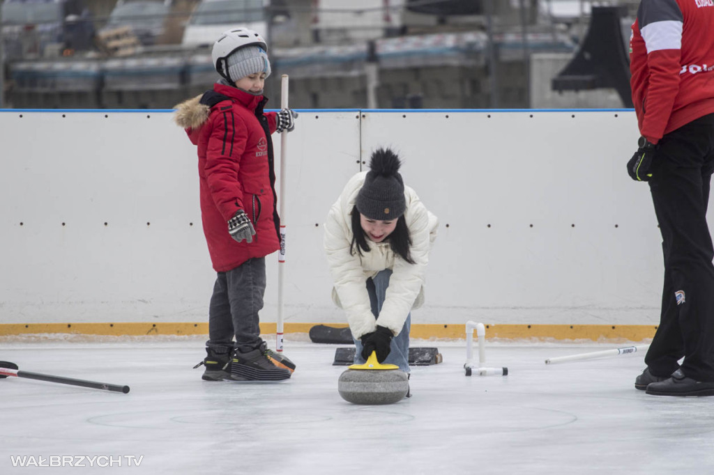 Nauka curlingu na lodowisku w Starej Kopalni