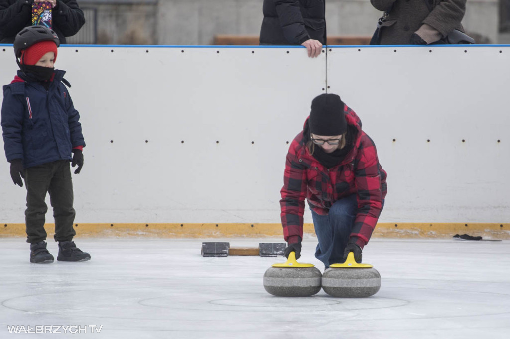 Nauka curlingu na lodowisku w Starej Kopalni