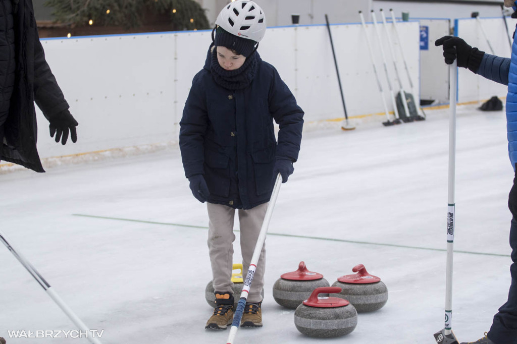 Nauka curlingu na lodowisku w Starej Kopalni