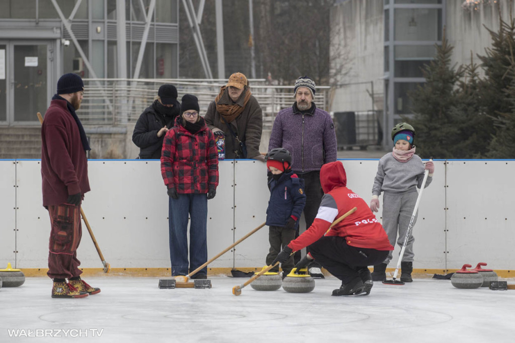 Nauka curlingu na lodowisku w Starej Kopalni