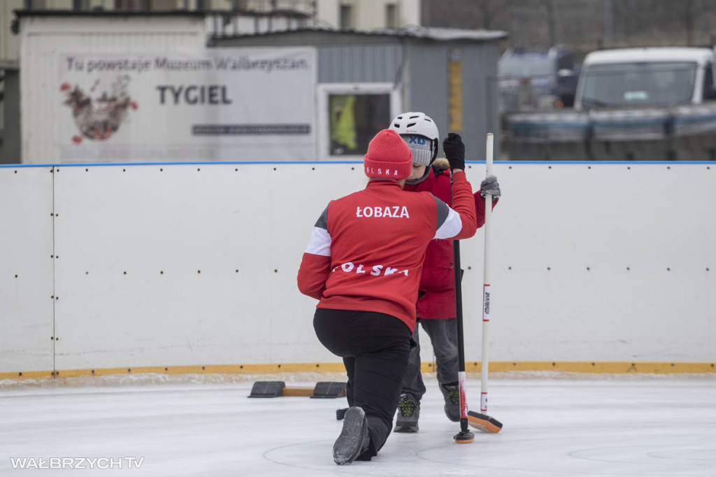 Nauka curlingu na lodowisku w Starej Kopalni