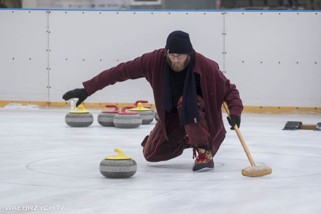 Nauka curlingu na lodowisku w Starej Kopalni