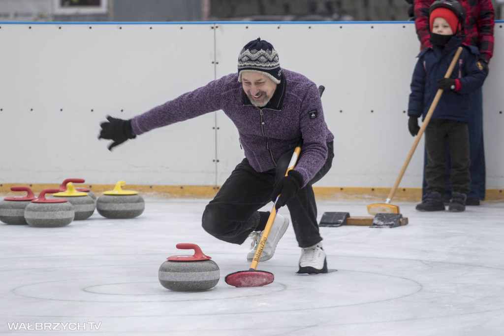 Nauka curlingu na lodowisku w Starej Kopalni
