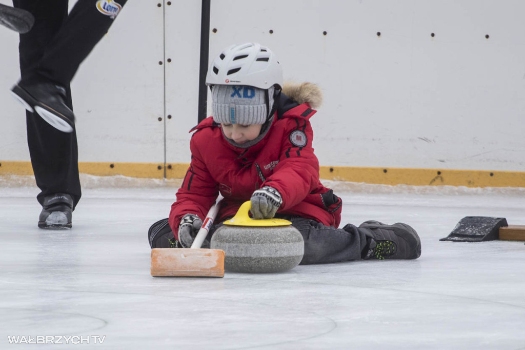 Nauka curlingu na lodowisku w Starej Kopalni