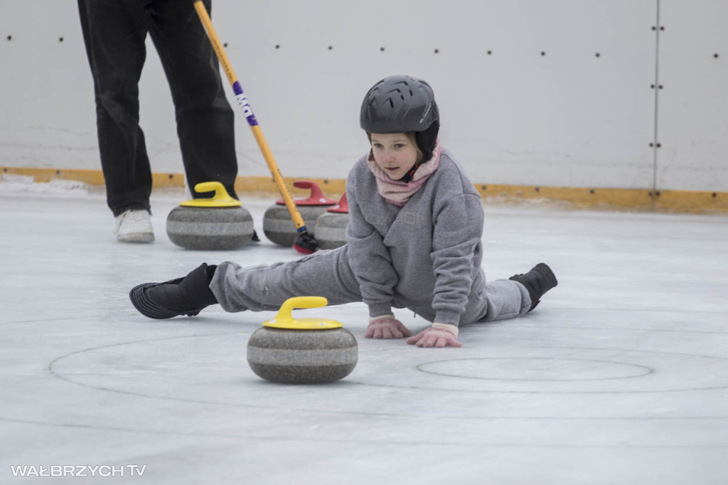 Nauka curlingu na lodowisku w Starej Kopalni