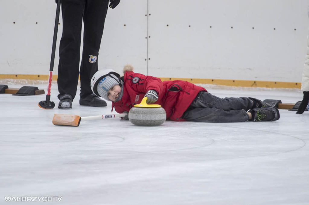 Nauka curlingu na lodowisku w Starej Kopalni