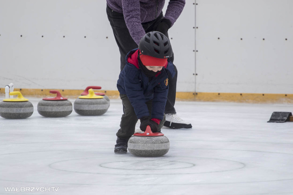 Nauka curlingu na lodowisku w Starej Kopalni