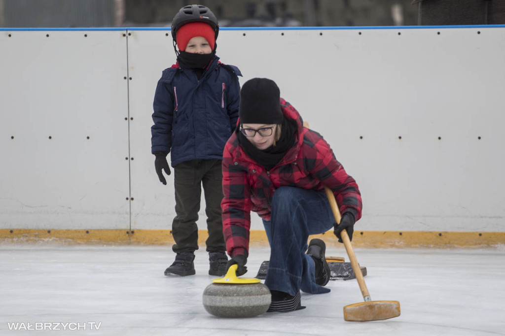 Nauka curlingu na lodowisku w Starej Kopalni