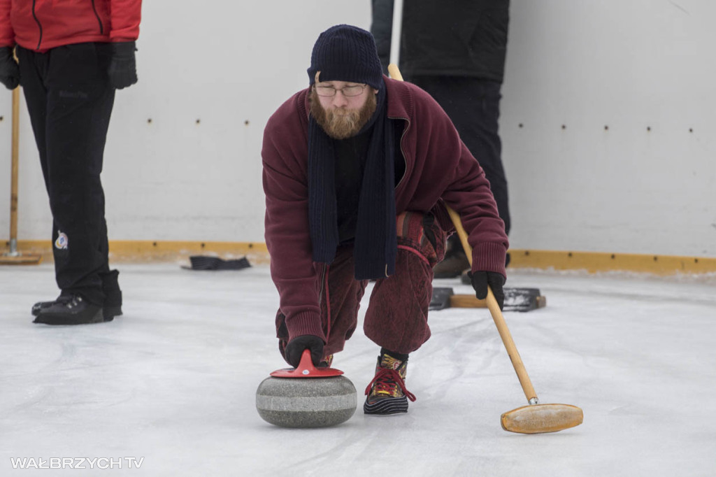 Nauka curlingu na lodowisku w Starej Kopalni