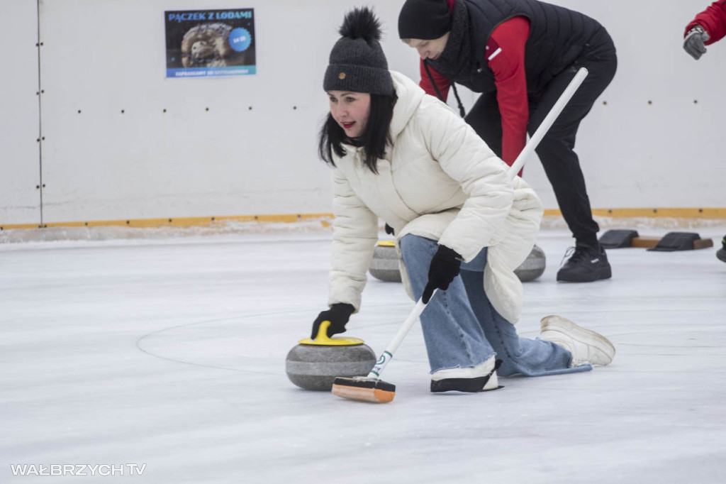 Nauka curlingu na lodowisku w Starej Kopalni