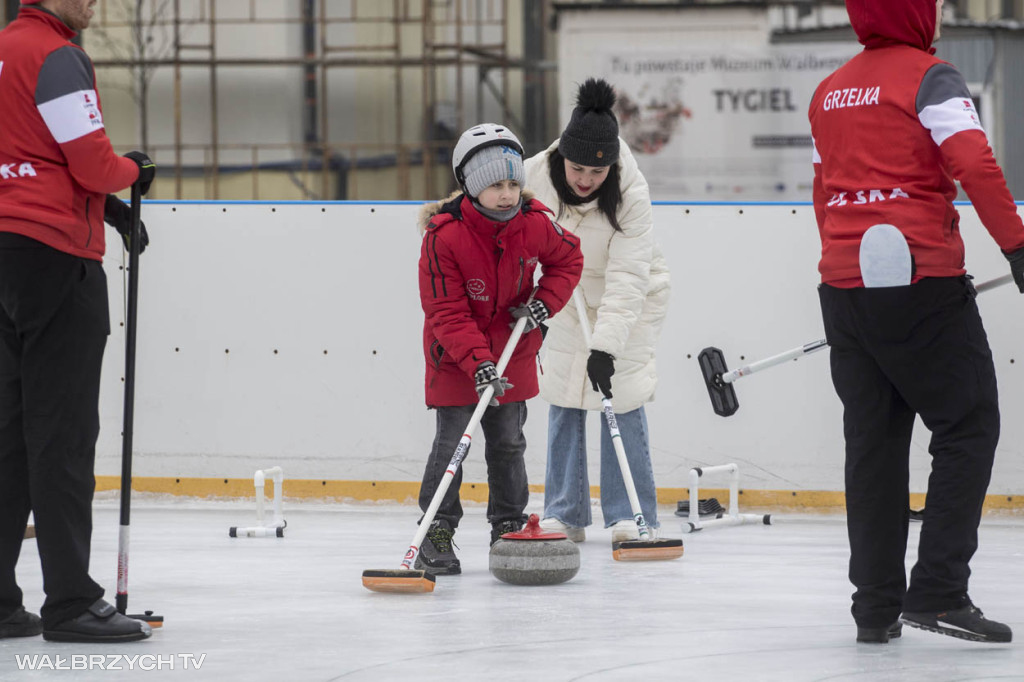Nauka curlingu na lodowisku w Starej Kopalni