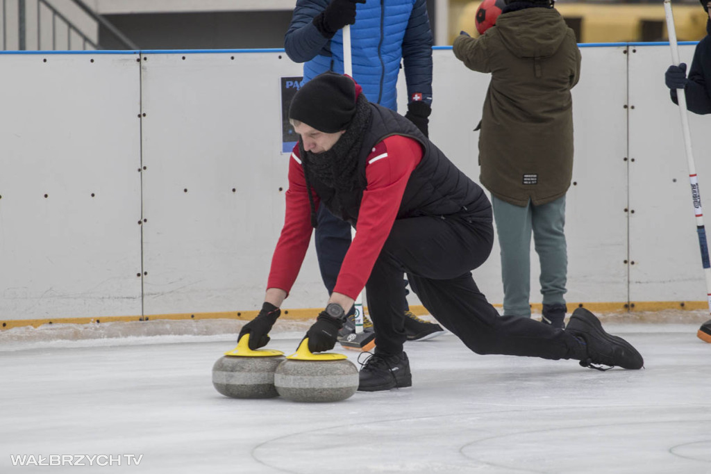 Nauka curlingu na lodowisku w Starej Kopalni