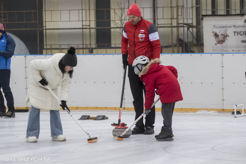 Nauka curlingu na lodowisku w Starej Kopalni