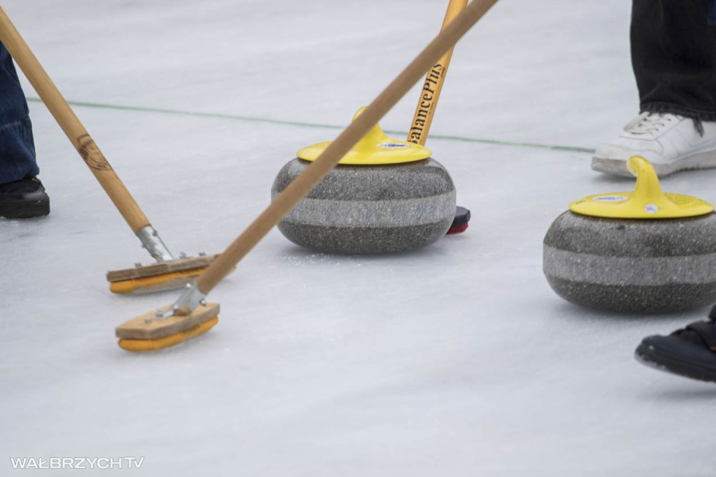 Nauka curlingu na lodowisku w Starej Kopalni