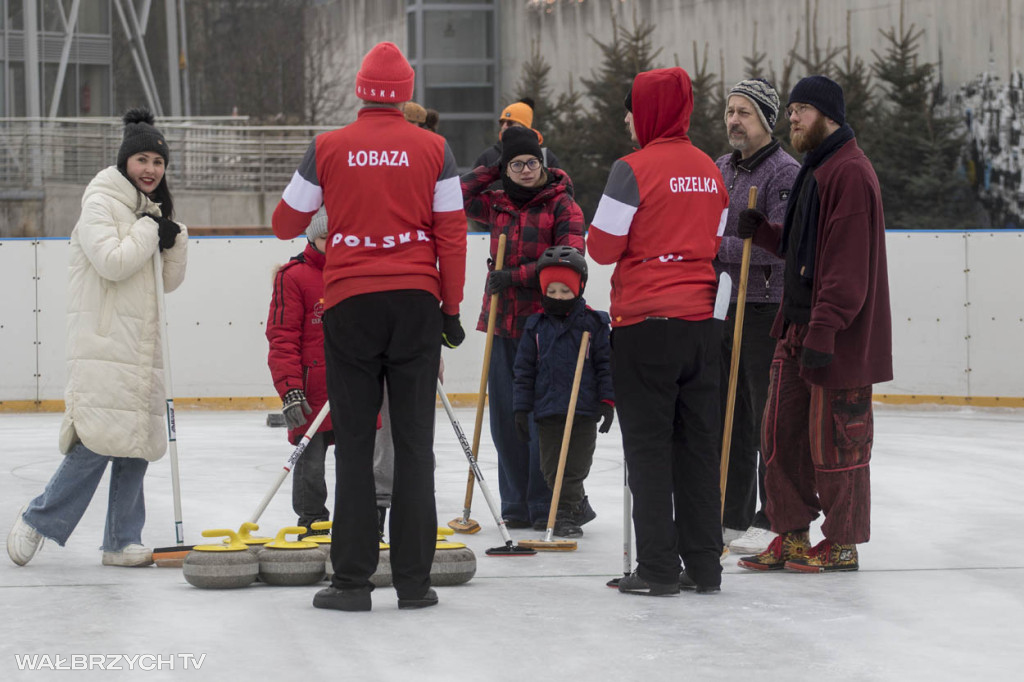 Nauka curlingu na lodowisku w Starej Kopalni